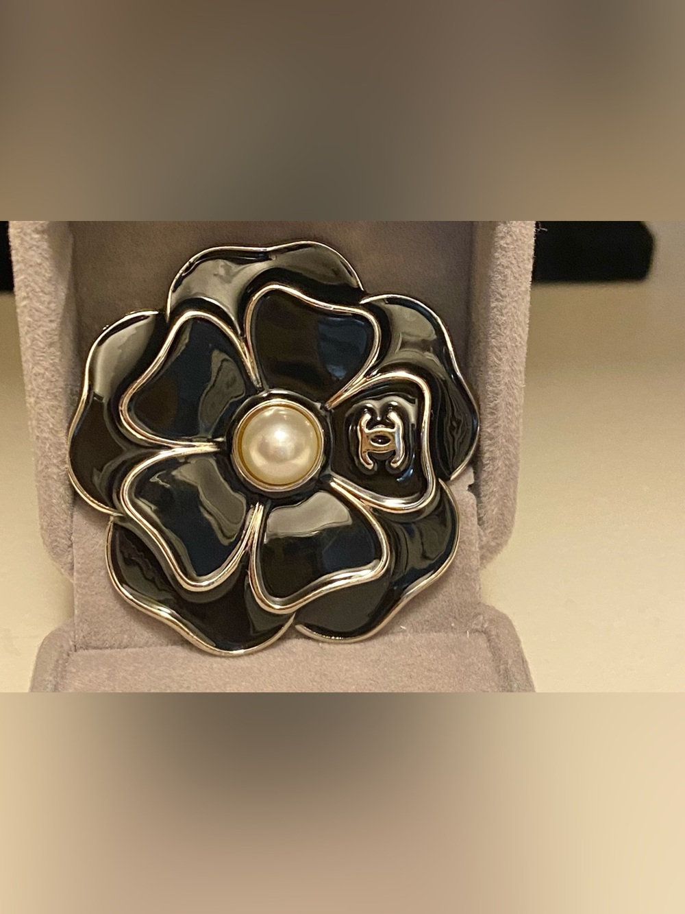 Fashion Jewelry Silver/Black Enamel Pearl Camellia Logo C-C Brooch